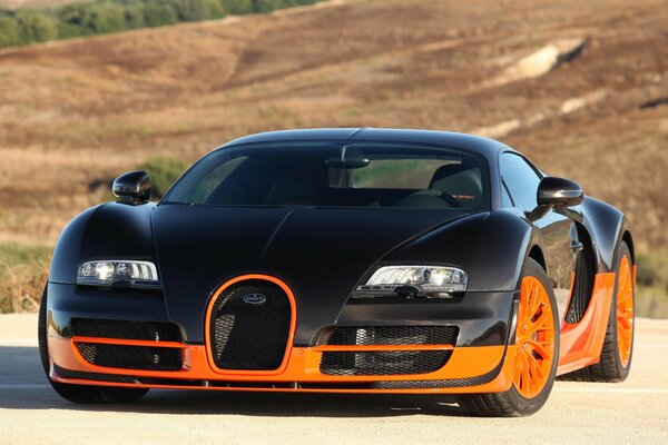 Supercar orange cherono sur fond de collines