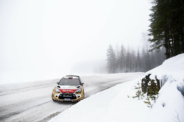 Auto da corsa Citroen alla deriva in inverno