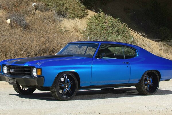 Un modèle chevrolet obsolète sur la route