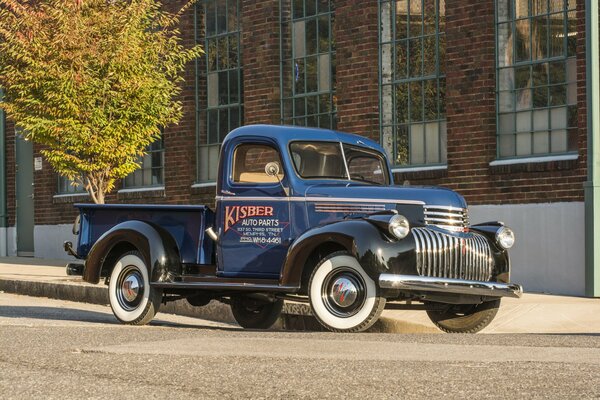 Blauer Chevrolet Pickup auf der Straße