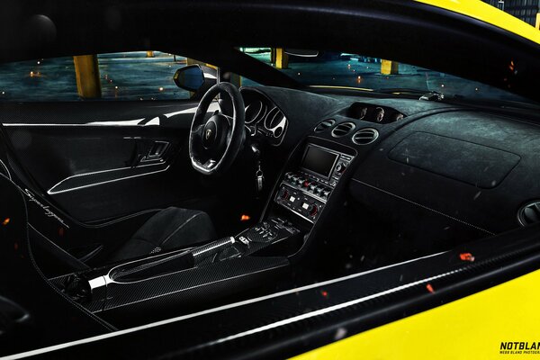 Salon jaune lamborghini gallardo lp 570-4