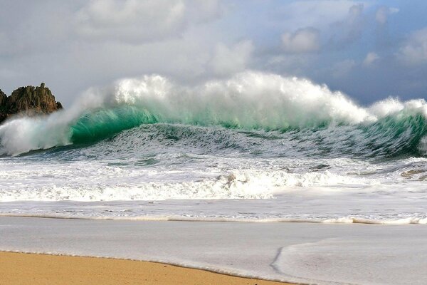 Tempesta marina a terra con onde e schiuma