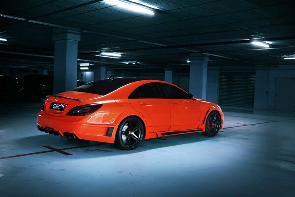 Ajuste de afinación. Mercedes-Benz CLS 63 amg gsc rojo en el estacionamiento