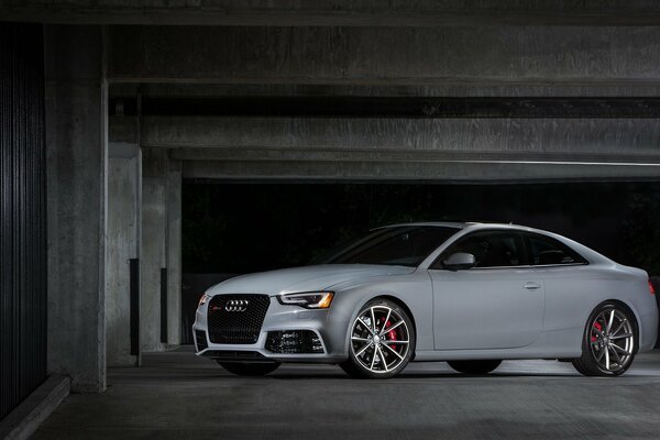 Blanc audi rs5, année de sortie 2015