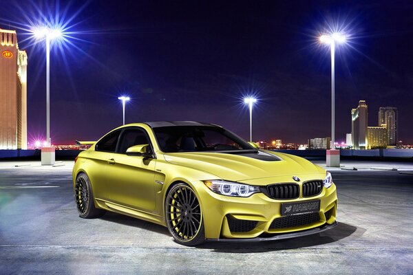 Giallo BMW di notte nella colorazione di notte Fonoassorbenti