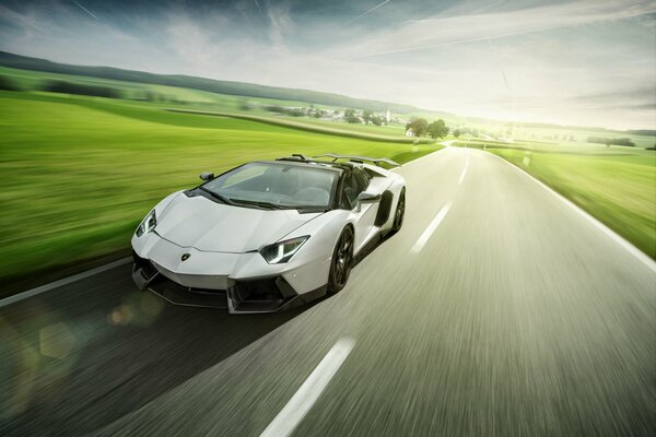 Coche blanco Lamborghini aventador