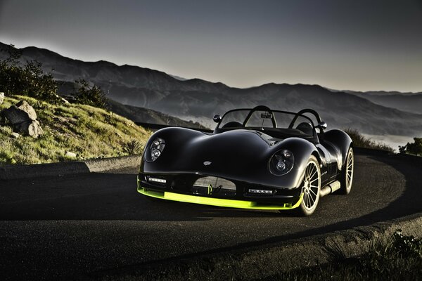 Voiture noire lurca sans conducteur