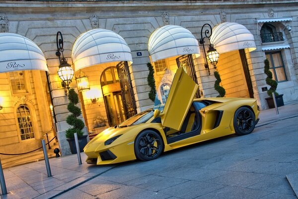 Lamborghini aventador LP700-4 amarillo cerca del edificio