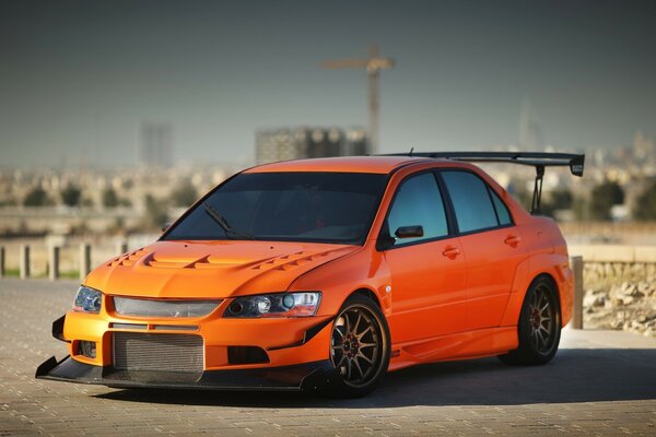 Tuned Mitsubishi Lancer en la carretera de la ciudad