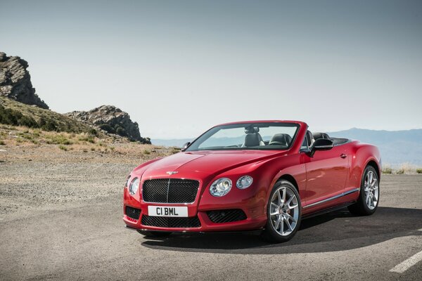 Bildchen. Das rote Bentley-Auto von 2013 vor dem Hintergrund der Berge