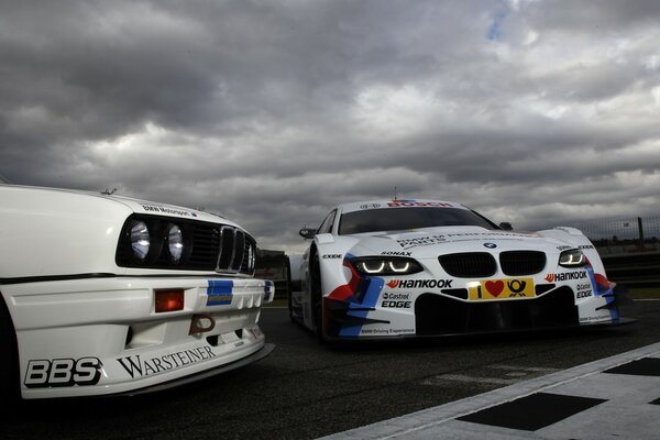 Voitures de course sous le ciel gris