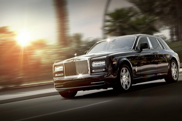 Rolls Royce nero su sfondo sfocato