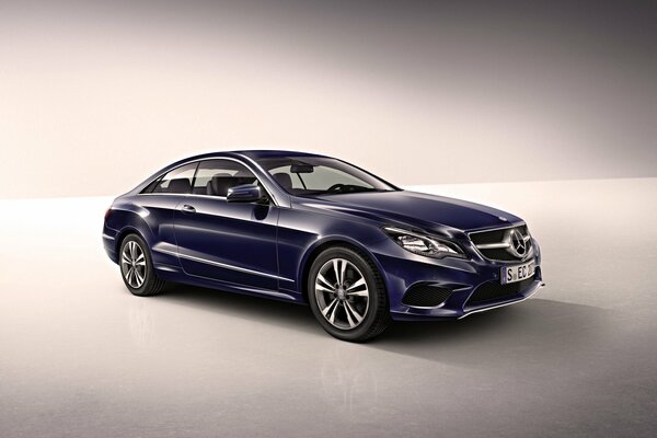 Presentation of the blue Mercedes e-class