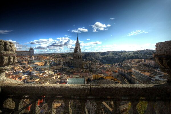 Panorama Toledo na tle zachmurzonego nieba