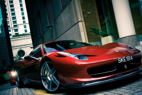 Coche deportivo italiano rojo Ferrari en la ciudad