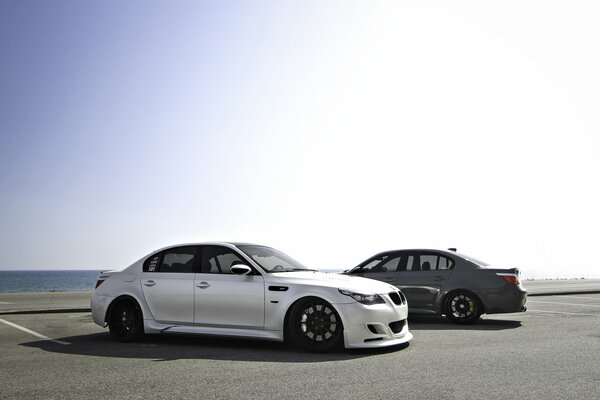 Dos bmw m5 e60 en el Aparcamiento junto al mar