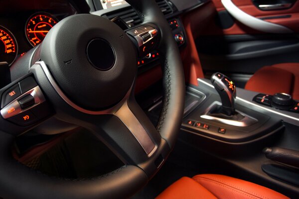 Hermoso interior del coche con asientos de color naranja