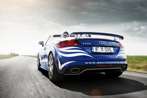 La voiture bleue audi tt prend de la vitesse