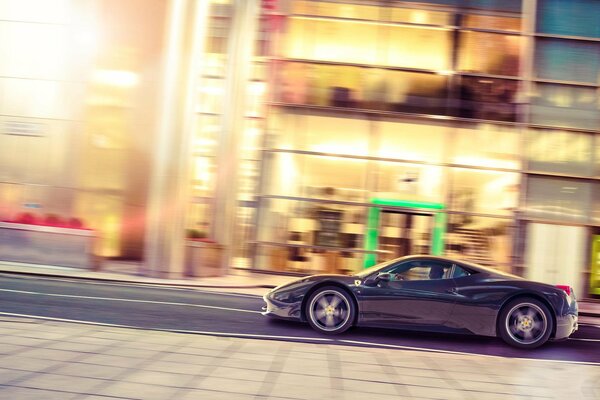 Ferrari negro conduciendo en un caluroso día de junio