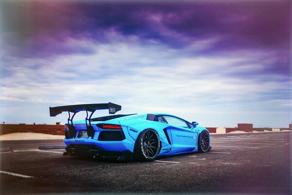 Cool auto Lamborghini avec spoiler