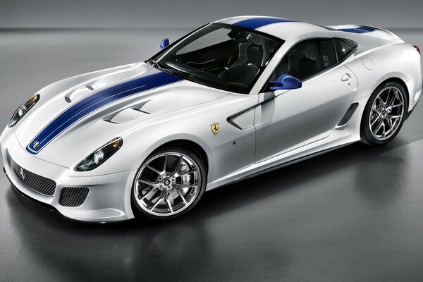 Ferrari 599 in pelzigen Farben mit blauem Streifen