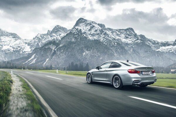 Grauer Bmw m4 mit Bergblick