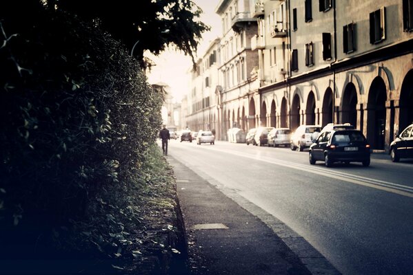 Stadtstraße mit Fußgängern und Autos