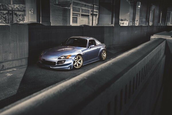 Автомобиль honda s2000 стоящая на улице в темное время