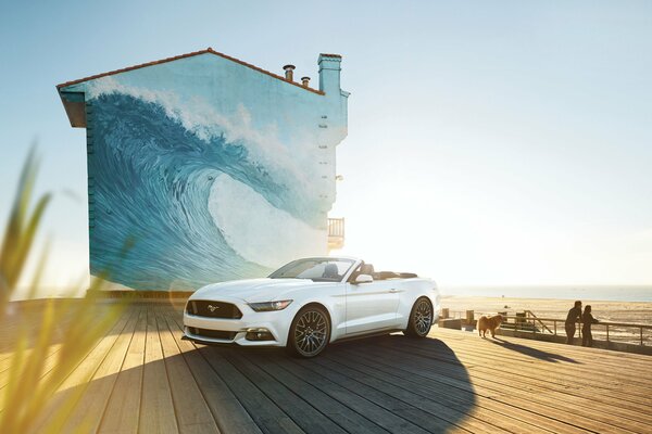 Weißes Cabrio am gelben Strand