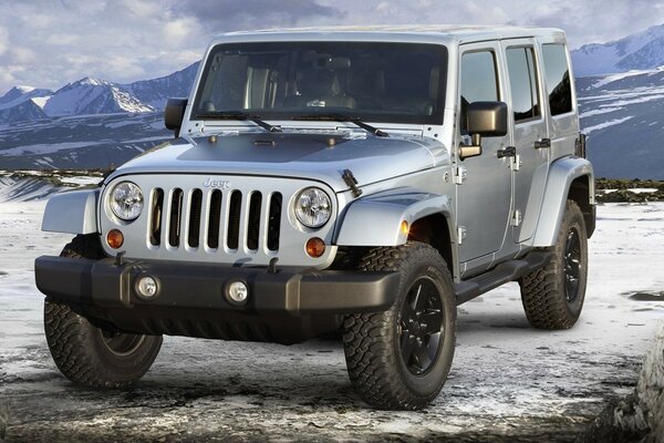 SUV en las montañas. Hermosa foto Jeep. Jeep en las montañas