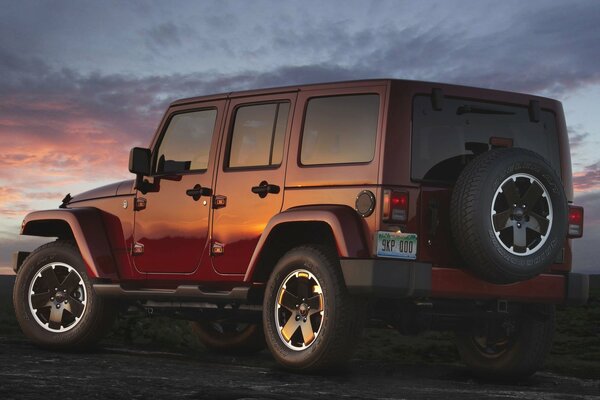 La jeep è presentata in marrone