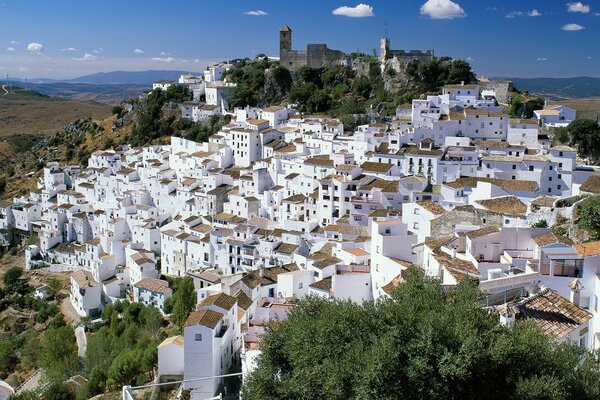 Vista da lontano della città di Casares e della fortezza