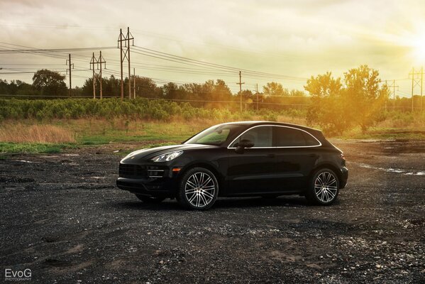 Чёрный Porsche возле железной дороги