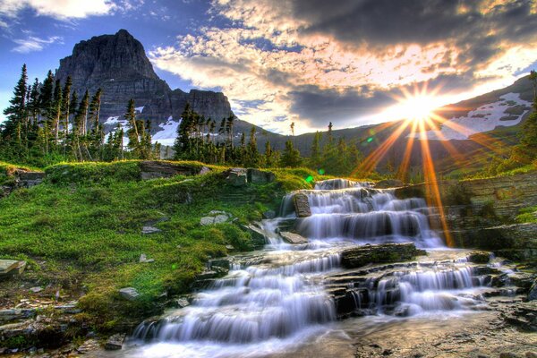 Berglandschaft mit felsigem Wasserfall