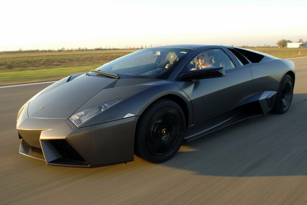 Lamborghini coche negro en el fondo de la carretera