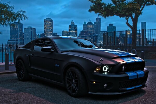 Ford Mustang negro en el paseo marítimo