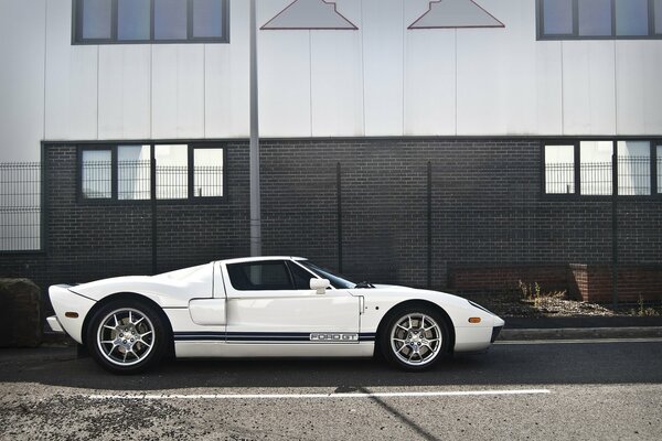 Coche deportivo blanco Ford