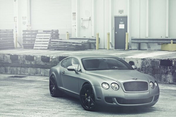 Szary Bentley Continental matowy