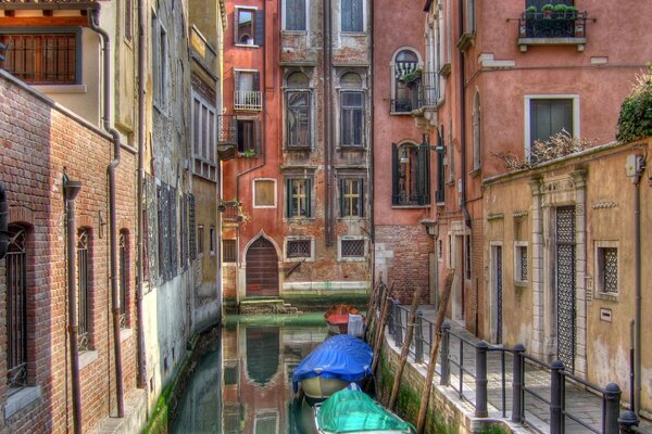 Gondoles debout dans les eaux des rues vénitiennes