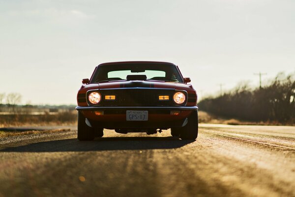 Samochód ford mustang Mach1 z włączonymi reflektorami