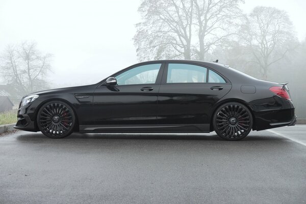 Gracieuse mercedes-benz s 63 dans la brume de la lumière du jour