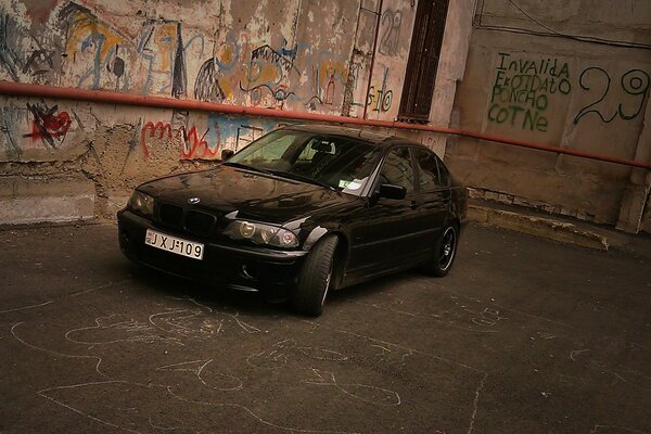 BMW E46 su sfondo muro con graffiti