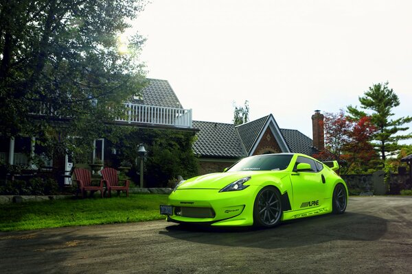 Interessanter grüner Nissan 370z mit Tuning