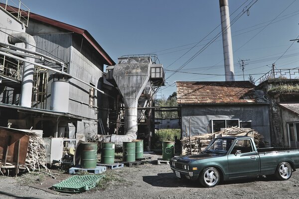 Pick-up Datsun près de bâtiments à un étage