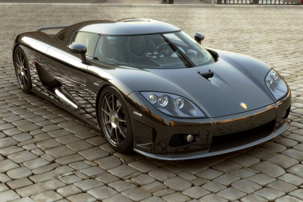 Brązowy supersamochód koenigsegg ccx