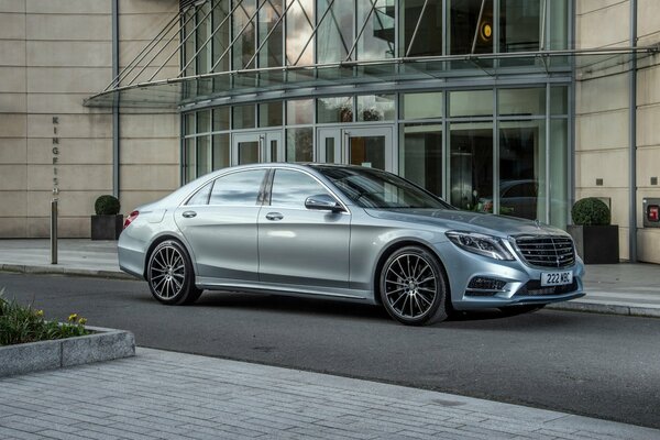 Mercedes attend tout le propriétaire à l entrée