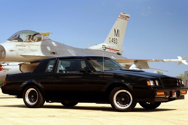 Coche y avión contra el cielo