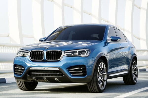 Синий BMW X4 на белом фоне