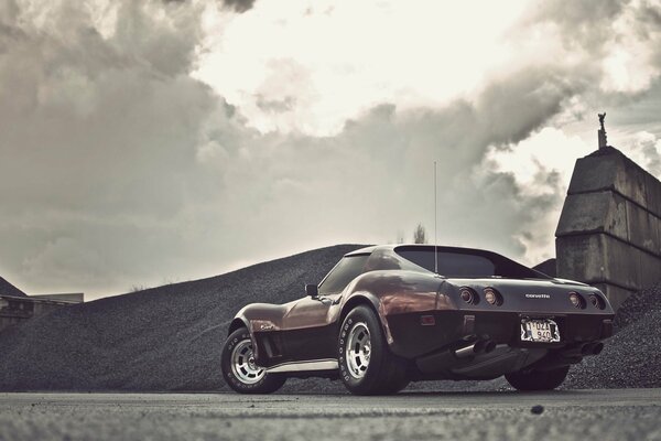 Foto en blanco y negro del coche. Cielo nublado