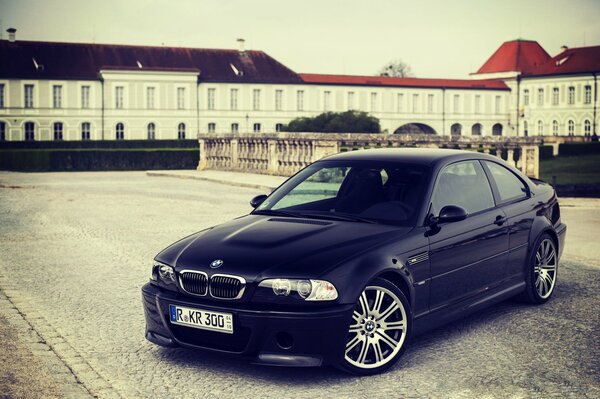 Schwarzer BMW vor dem Hintergrund der Stadtlandschaft